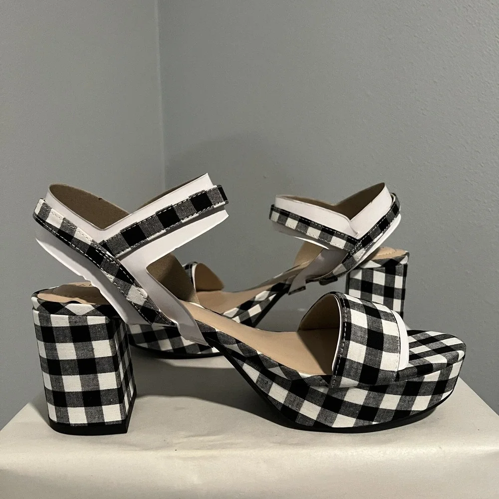Bandolino Pennie 7 Women's Sandals Black White Plaid Size 7.5 M Brand New